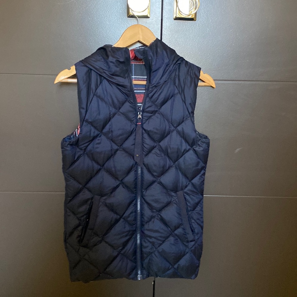 Lululemon vest like new! Size 6. Reversible with plaid super cute.
